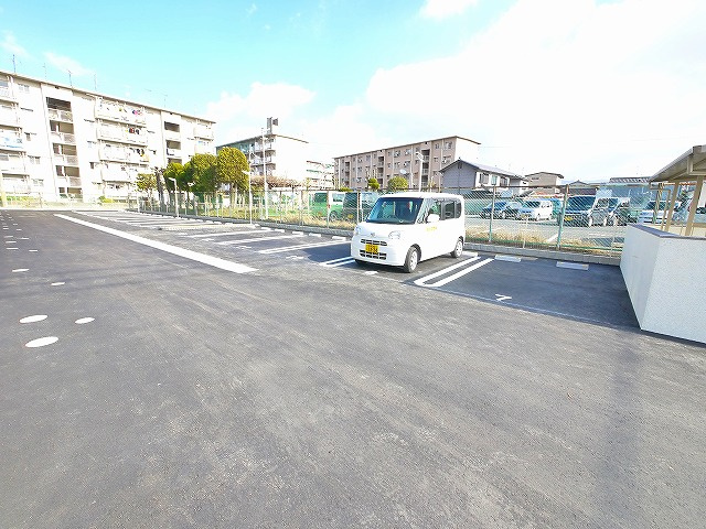 フローラル　メゾンの駐車場|駐車場があります