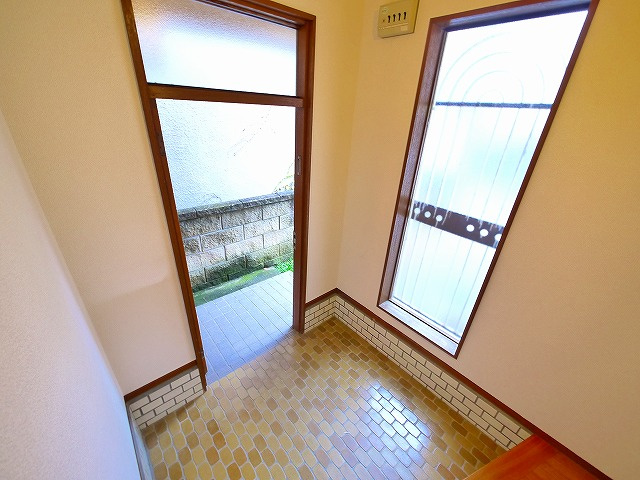 谷村一戸建（南京終町）の玄関|シンプルで使いやすい玄関です