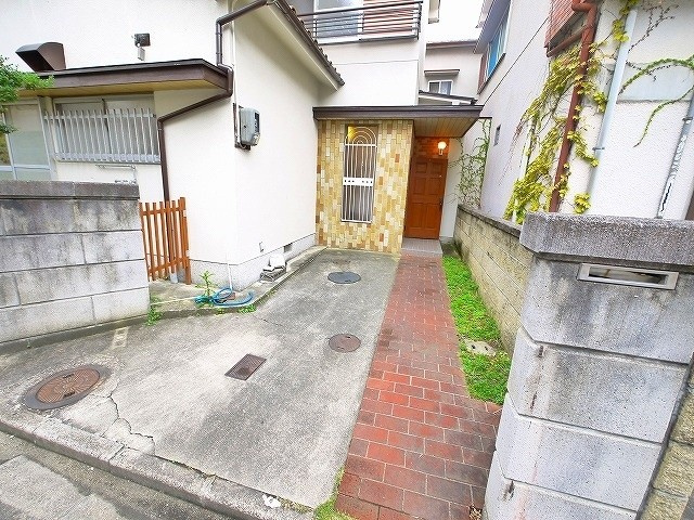 谷村一戸建（南京終町）の駐車場|駐車場に車を止められます