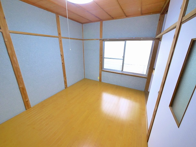 谷村一戸建（南京終町）の寝室|開放的な寝室です