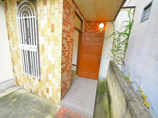 谷村一戸建（南京終町）の玄関|明るい玄関です