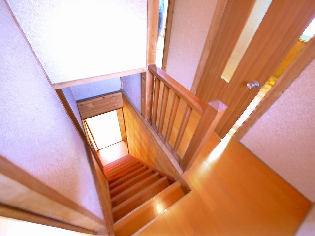谷村一戸建（南京終町）のその他|室内階段があります