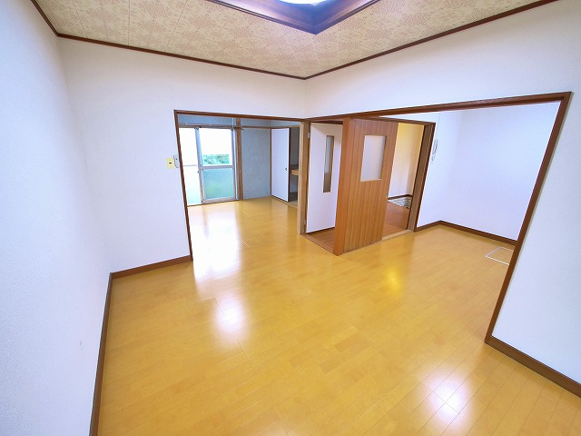 谷村一戸建（南京終町）の居間・リビング|ゆったり過ごせるリビングです