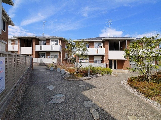 ラフィネ梅美台のエントランス|共用の中庭です