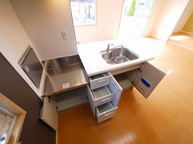 ラフィネ梅美台のキッチン|収納スペースも豊富です