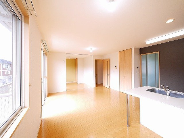 ラフィネ梅美台の居間・リビング|日当たり良好なゆとりのあるリビングです