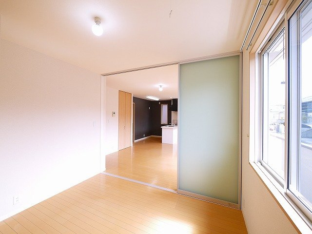 ラフィネ梅美台の洋室|コンパクトな洋室です