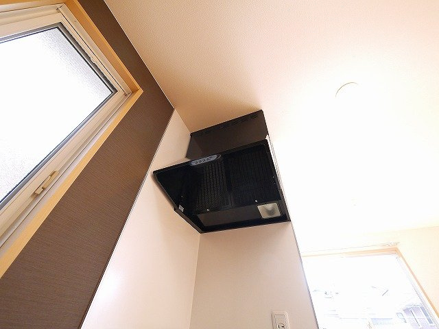 ラフィネ梅美台のキッチン|キッチン横の窓と換気扇でお料理中も快適です