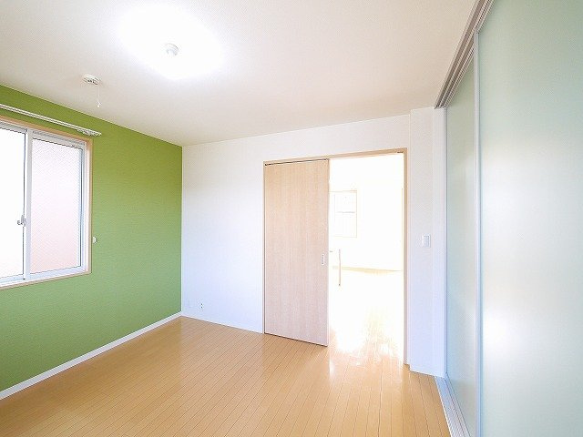 ラフィネ梅美台の洋室|収納スペースはパーテーションで目隠しできます