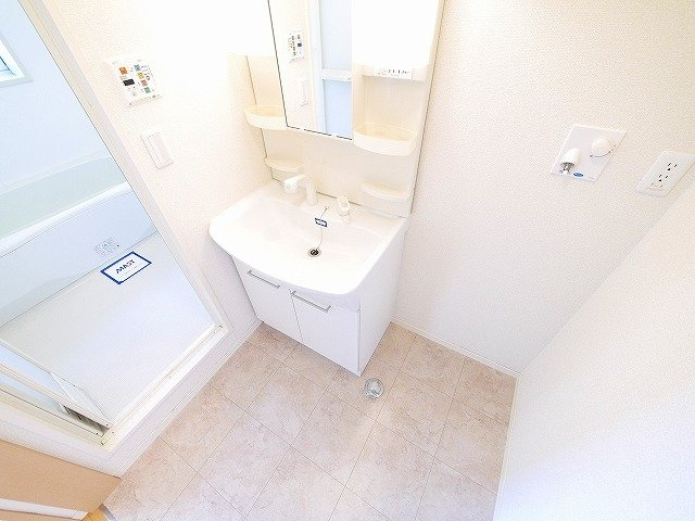 ラフィネ梅美台の洗面所|室内に洗濯機が置けます