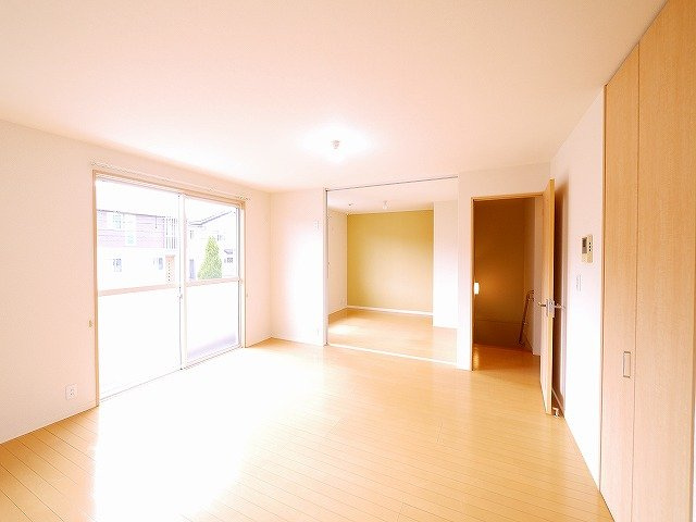 ラフィネ梅美台の居間・リビング|居室への出入りもしやすいリビングです