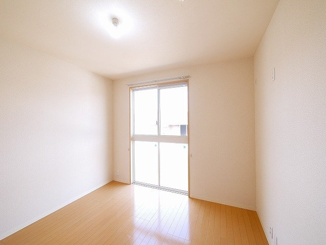 ラフィネ梅美台の洋室|窓は防犯ガラスで安心です