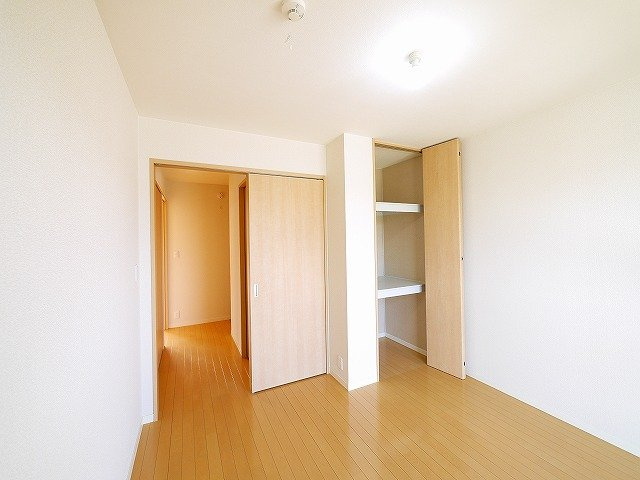 ラフィネ梅美台の洋室|家具などの配置がしやすいシンプルなつくりのお部屋