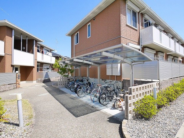 ラフィネ梅美台のその他共用部分|屋根付きの駐輪場です