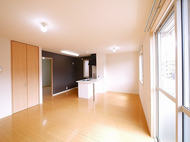 ラフィネ梅美台の居間・リビング|こちらのリビングで趣味の時間をお楽しみください