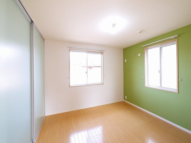 ラフィネ梅美台の寝室|ナチュラルな色合いのクロスで統一されたおしゃれなお部屋です