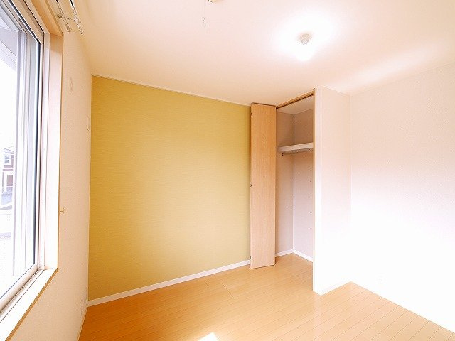 ラフィネ梅美台の洋室|各居室に収納スペースが確保されています