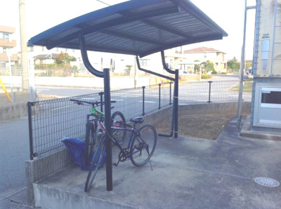 【その他共用部分】 | ＳＵＮＦＬＯＷＥＲ | 敷地内に屋根付き駐輪場、ゴミ置き場があります。