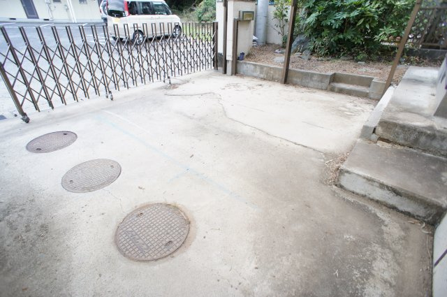 椚木戸建の駐車場
