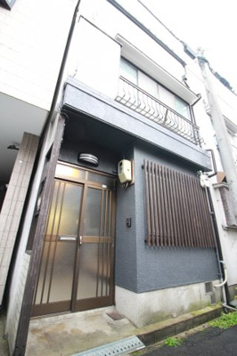 【外観】 | レトロハウス大蓮南 | 和モダンに再塗装された外観。いい雰囲気が出ています。