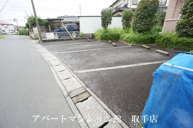 アヅマコーポの駐車場