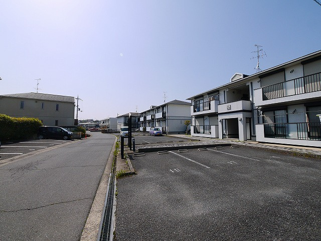 ファミール寺田Bの駐車場