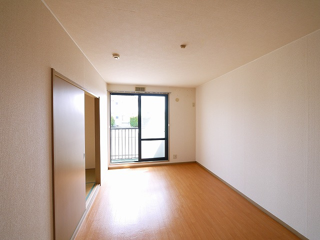 ファミール寺田Bの居間・リビング