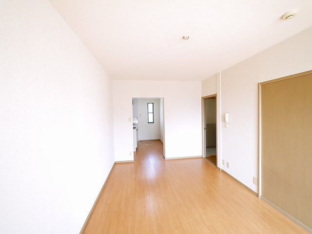 ファミール寺田Bの居間・リビング