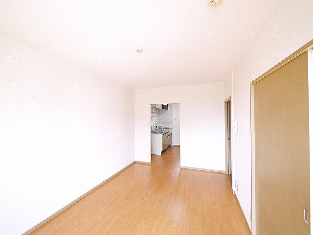 ファミール寺田Bの居間・リビング