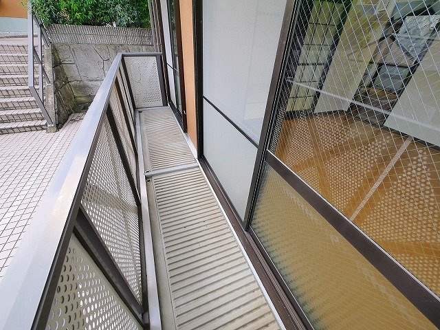 グリーンハイツ高塚のバルコニー|暖かな日差しのふりそそぐバルコニー