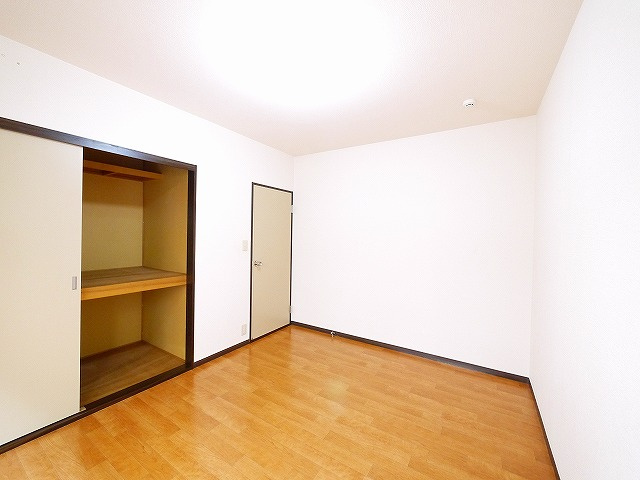 グリーンハイツ高塚の洋室|明るい洋室です