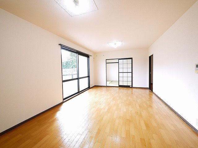 グリーンハイツ高塚の居間・リビング|こちらの居間で趣味の時間をお楽しみください