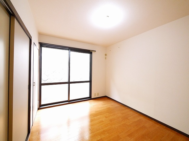 グリーンハイツ高塚の洋室|使い勝手のいい洋室です