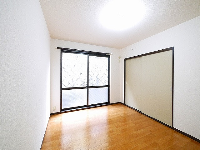 グリーンハイツ高塚の洋室|明るい洋室です