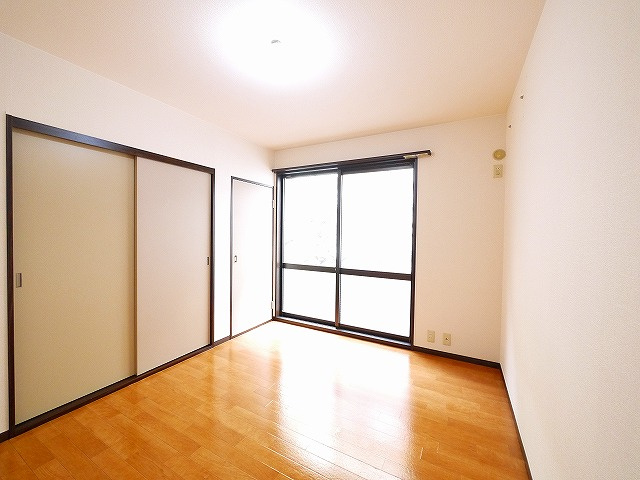 グリーンハイツ高塚の寝室|広くて明るい寝室