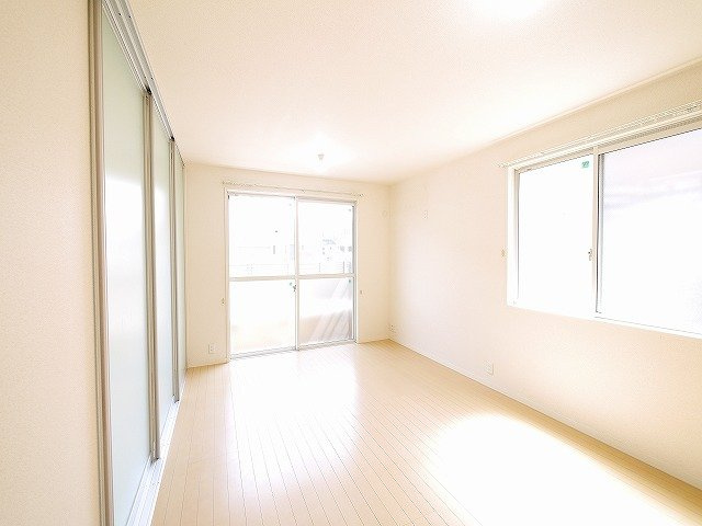 フェリシティーＥの居間・リビング|広々とした洋室です