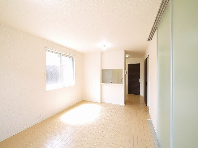 フェリシティーＥの居間・リビング|窓が多く明るいリビングです