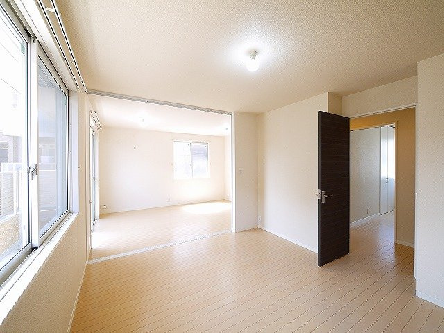 フェリシティーＥの寝室|広くて明るい寝室