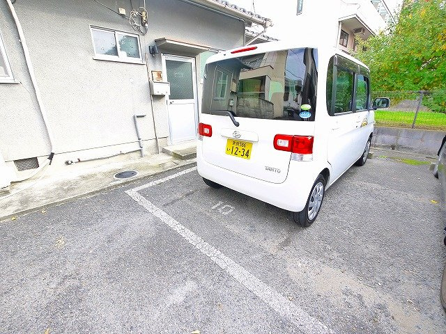 西紀寺町貸家の駐車場