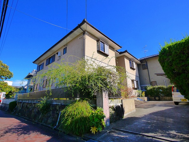 ハイツ山中の外観