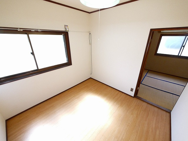 平和荘の洋室