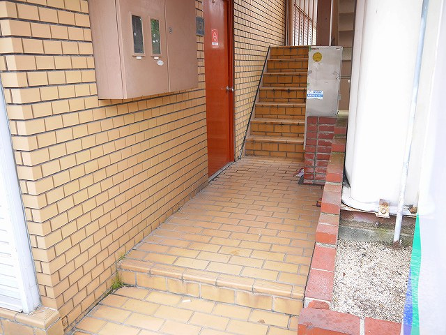 新大宮若草ビルのエントランス