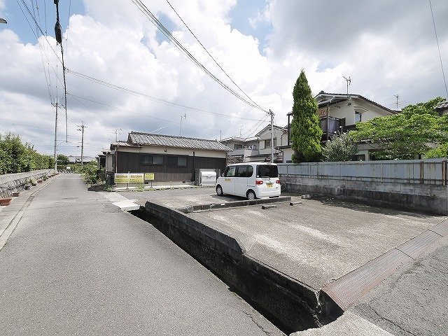 城一戸建（248）の駐車場|車をお持ちの方に嬉しい駐車場付きの物件です