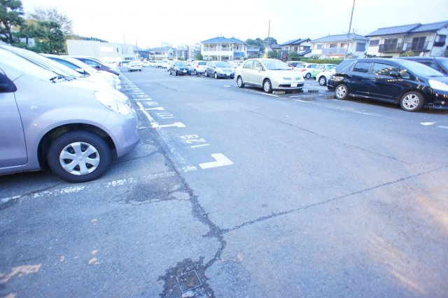 取手中央タウンF棟の駐車場