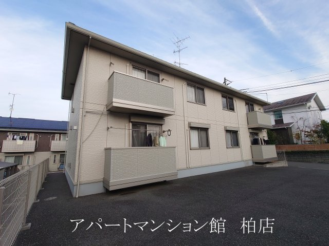 センターフィールドＢの外観