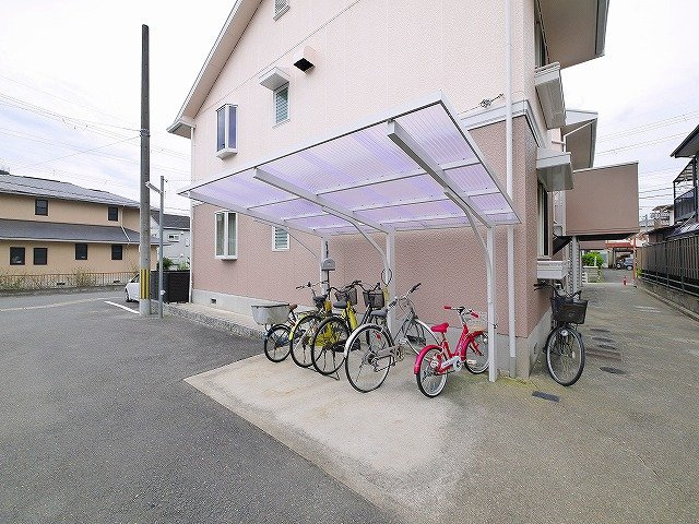 サニーコート（五条）の設備|屋根付きの駐輪場です