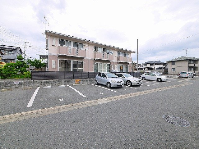 サニーコート（五条）の駐車場|駐車場があるので、車を買う予定の方も安心です