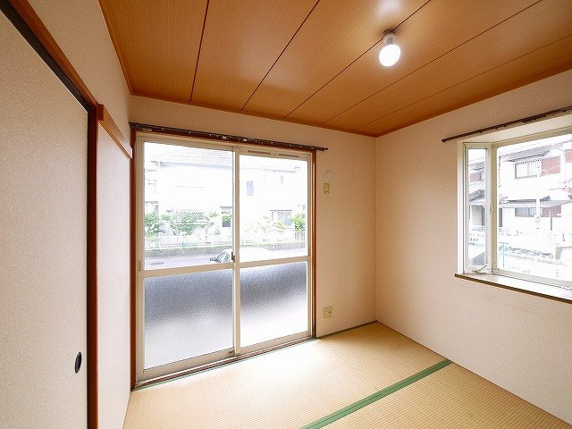 サニーコート（五条）の和室|畳の上でゆっくりとくつろげる和室です