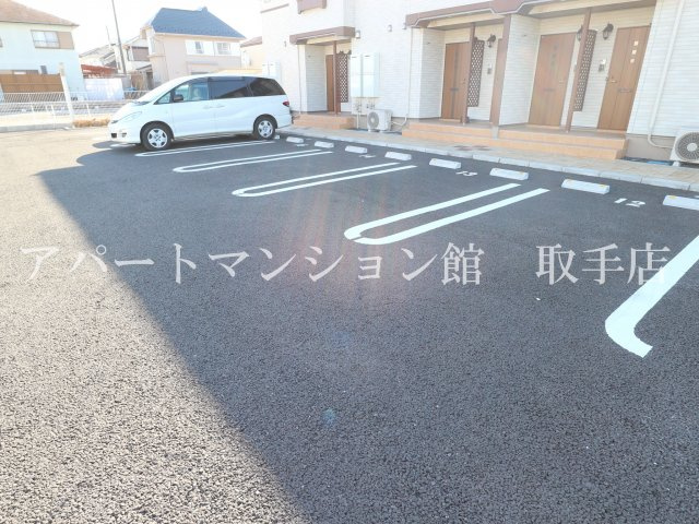 フローラルコートⅡの駐車場