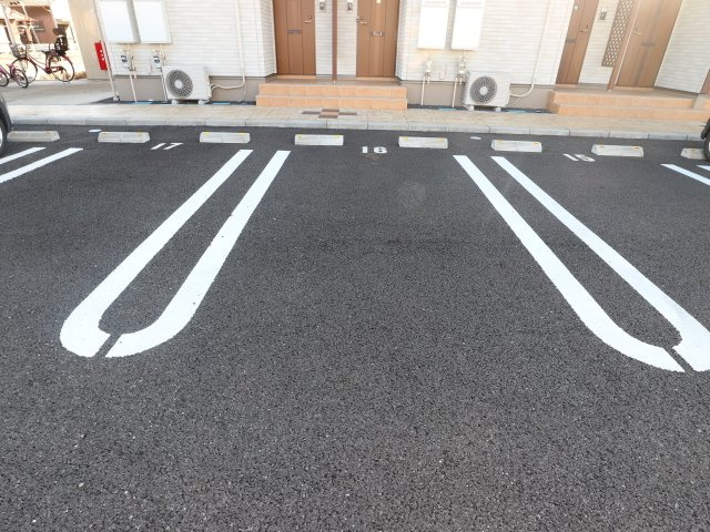 フローラルコートⅡの駐車場